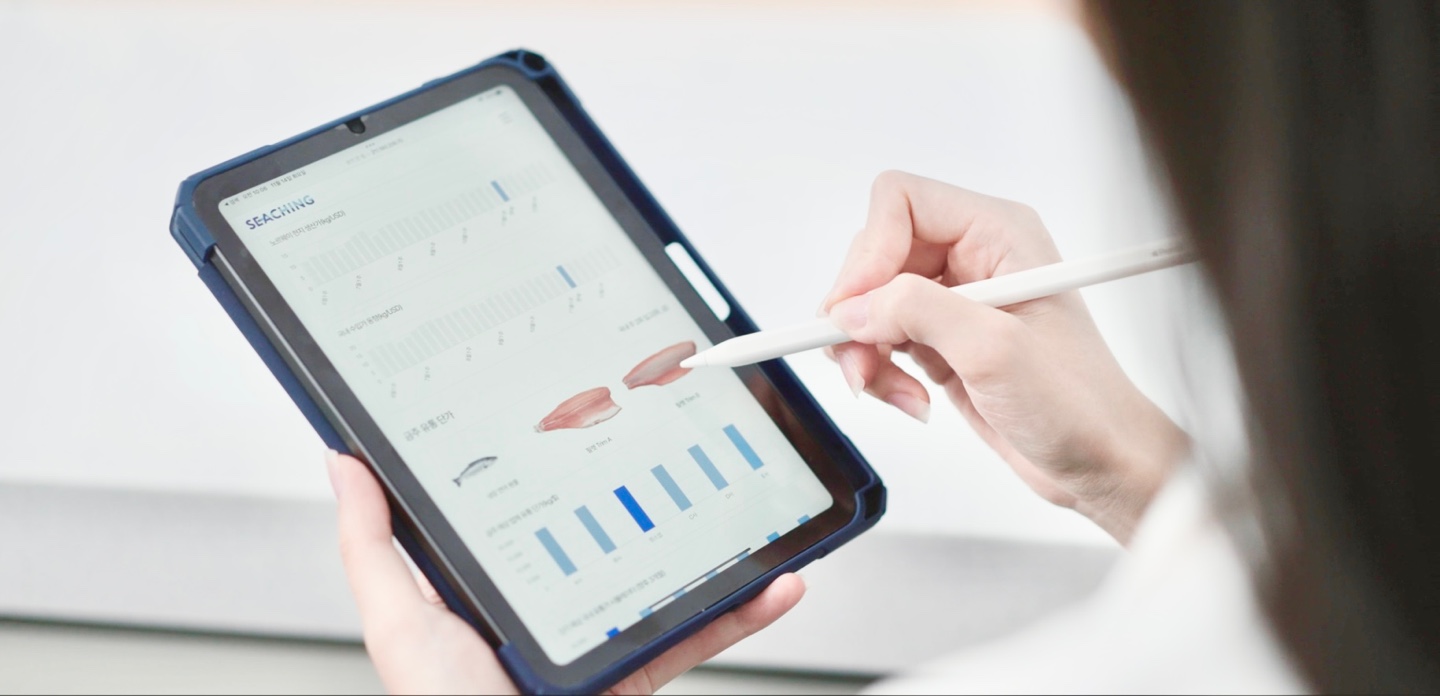 [기존 수산 무역 구조 문제점]
①해외공급업체 → ②중개인(브로커) → ③제조업체 → ④유통사/식자재/가공업체
▼
[링스업 수산 무역 구조 구조]
①해외공급업체 → ②링스업(데이터 플랫폼, 무역 지원) → ③유통사/식자재/가공업체
Data 플랫폼의 업체 매칭 서비스와 업체 매칭 후 직접 무역이 어려운 고객을 위한 무역 실무 지원서비스
해외 공급 기업 대상의 데이터 서비스로 수익성, 국내 수입 기업 대상의 무역 유통 서비스로 매출 볼륨 확보의 투 트랙 BM
해수부 Scale-up R&D, 중기부 초기창업패키지-창업도약패키지-TIPS R&D 협약 기술 사업화
기술보증기금 벤처캠프, IBK 창공, KDB NextONE, 부산시 밀리언클럽, 부산시 지산학브랜치
2024 대통령 산업포장, 2024 해양수산 신지식인, 2023 부산시 빅데이터 분석활용 우수상